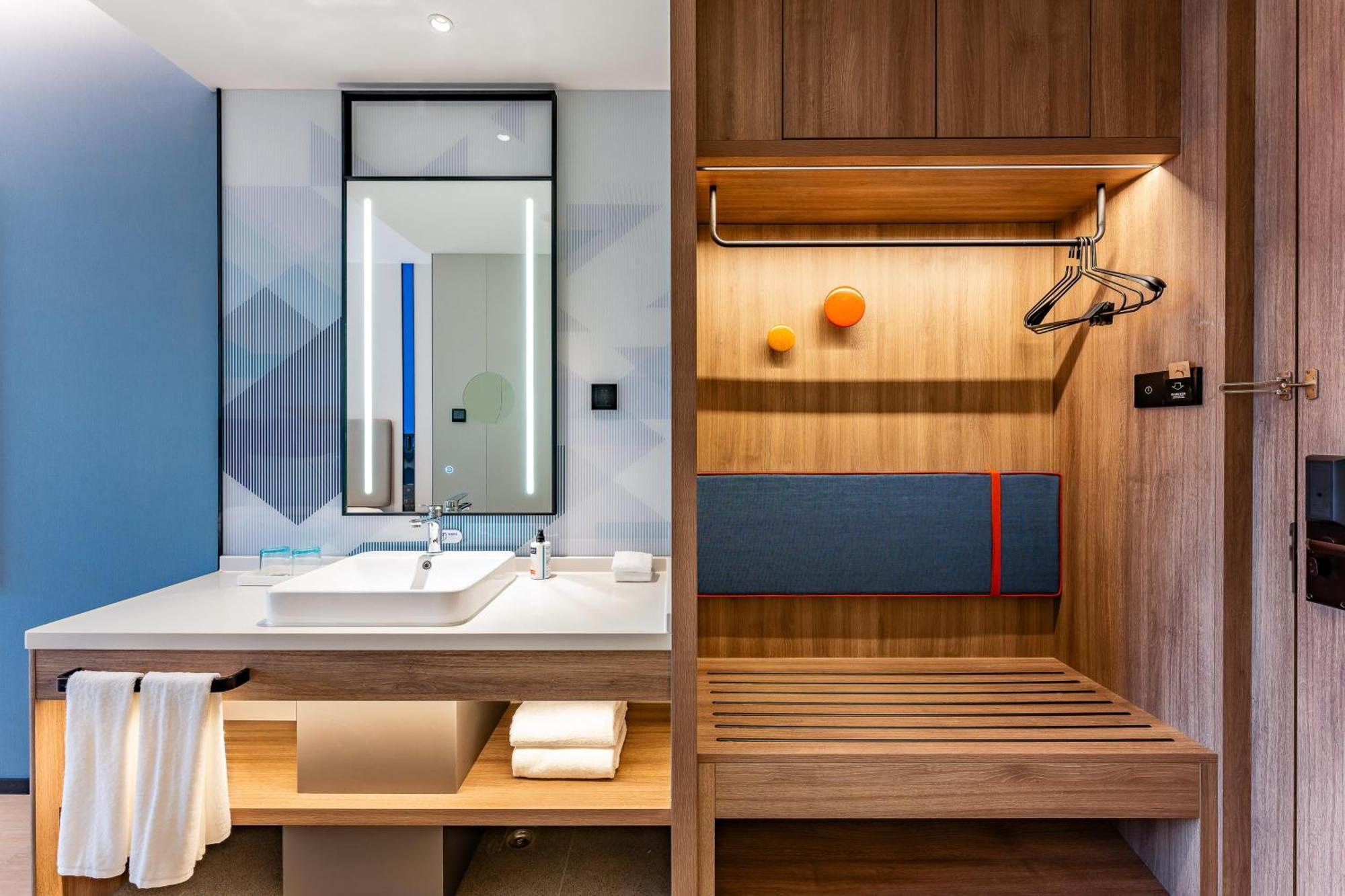 Hotel Express Jing'an Temple By Ihg 4*