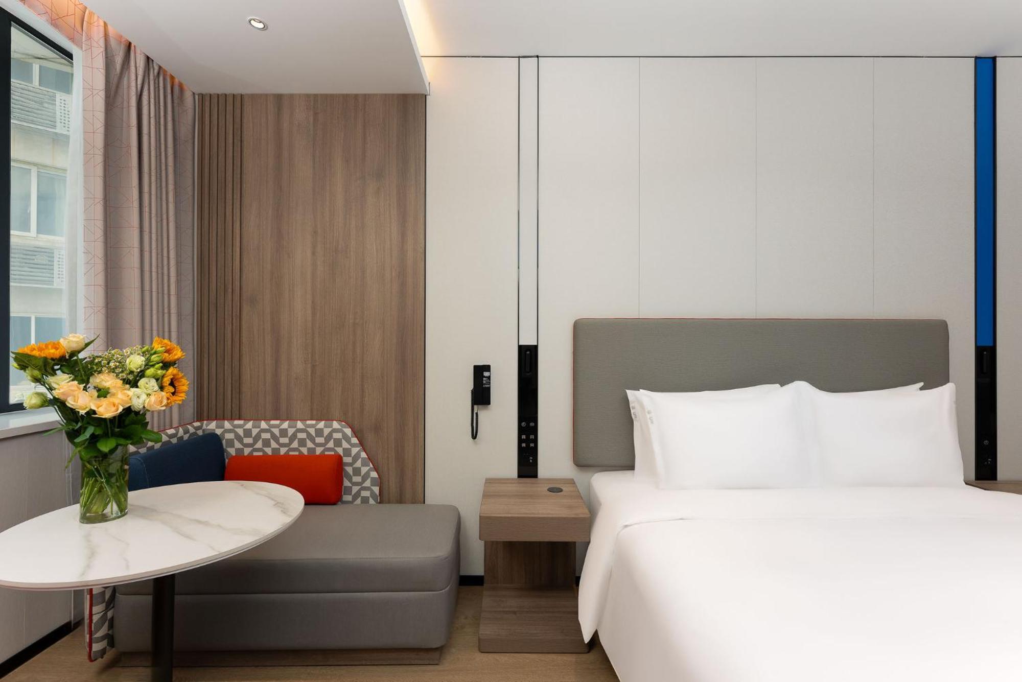 Hotel Express Jing'an Temple By Ihg 4*