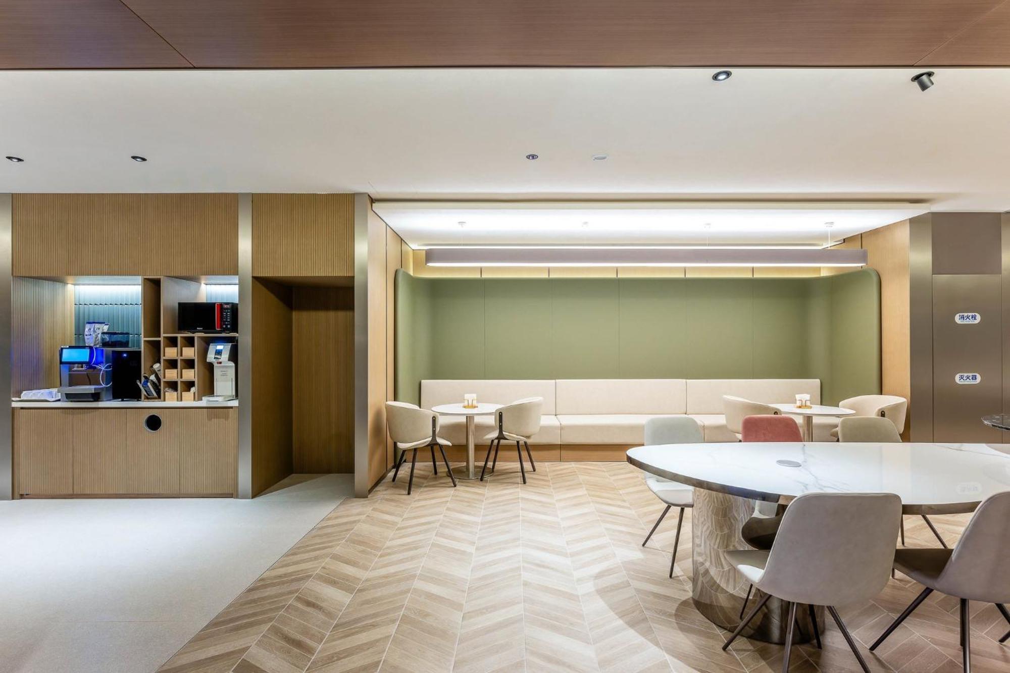 Hotel Express Jing'an Temple By Ihg 4*